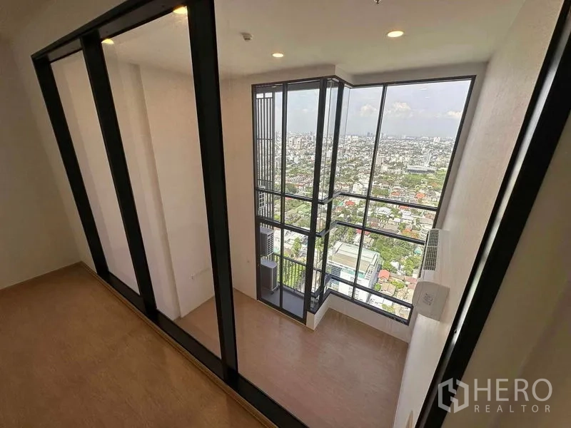 คอนโด ขายในWatthana, Bangkok - มุมกระจกล้อมรอบภายในคอนโด มองลงเห็นเมืองด้านล่าง