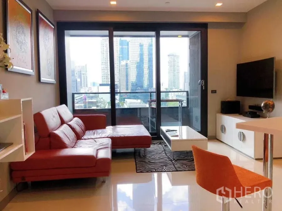 公寓 出租在Bang Rak, Bangkok - 起居室连通阳台，框取全景城市天际线。