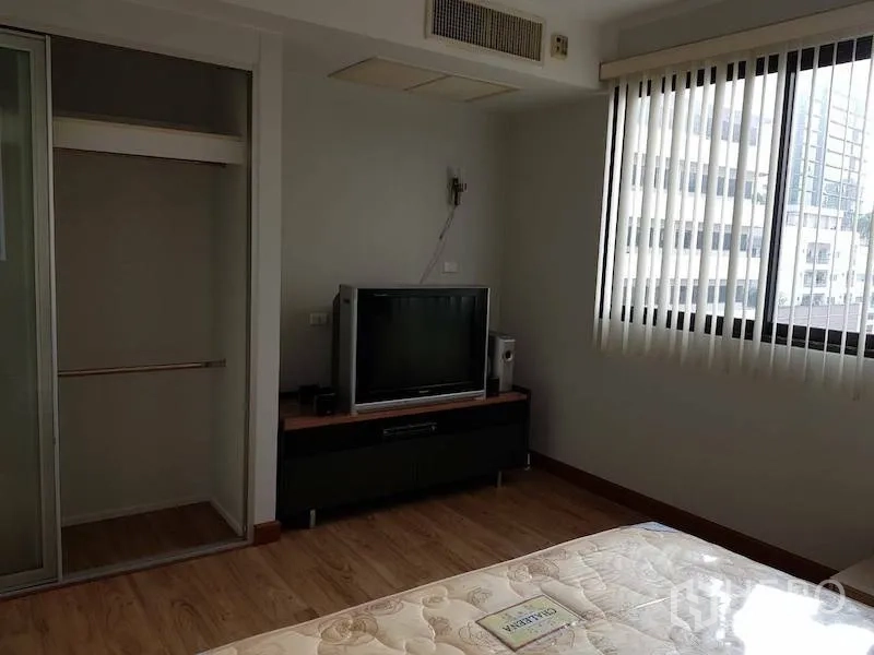 คอนโด ให้เช่าในWatthana, Bangkok - ห้องนอนสว่างพร้อมตู้เสื้อผ้าบานเลื่อน ชั้นวางทีวี พื้นไม้ และหน้าต่างมองเห็นวิวเมือง