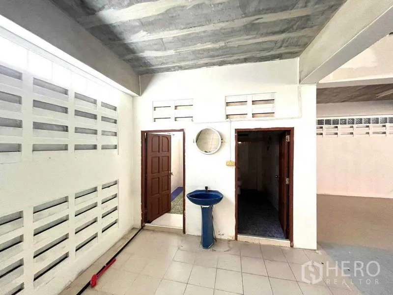 คลังสินค้า ให้เช่าในBang Phli, Samut Prakan - โซนห้องน้ำภายในโกดัง พร้อมอ่างล้างมือและประตูแยก