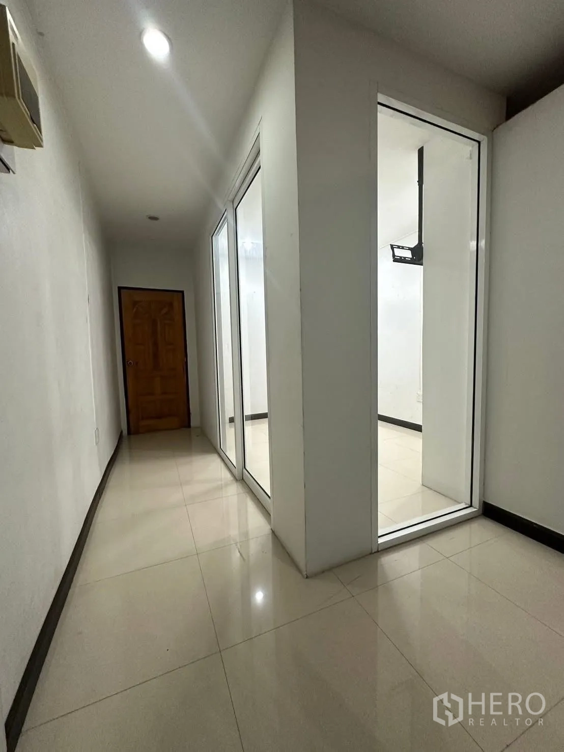 อาคารพาณิชย์ ให้เช่าในChatuchak, Bangkok - โถงทางเดินแคบ กั้นด้วยผนังกระจกไปยังประตูไม้