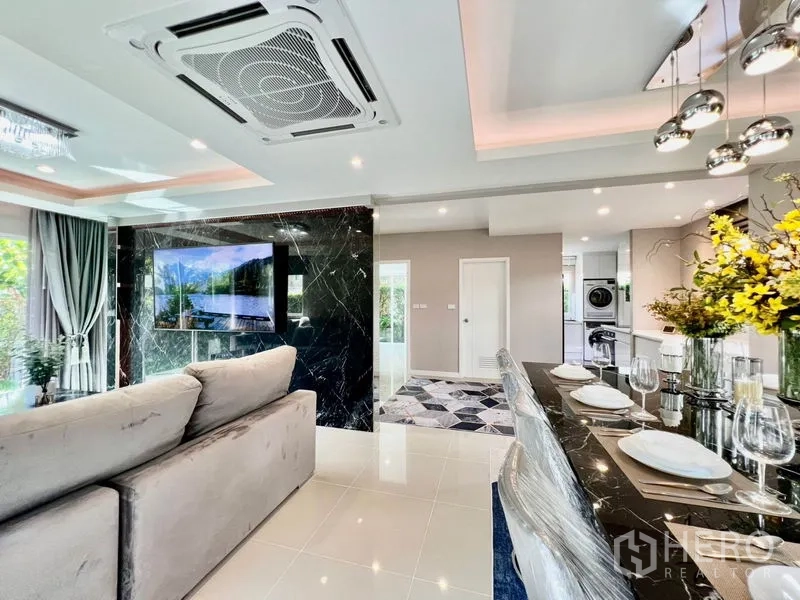 บ้าน ขายในBang Sao Thong, Samut Prakan - ห้องนั่งเล่นผนังหินอ่อนสีดำติดทีวี เชื่อมต่อกับโซนทานอาหารและครัว