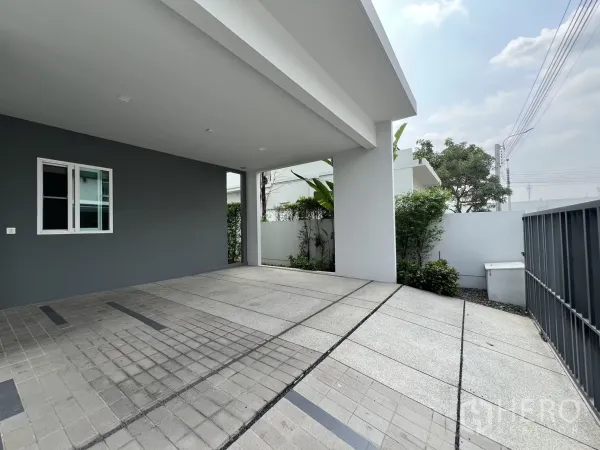 独立式住宅 出租在Prawet, Bangkok - 车棚朝向前门与花园，停车空间充足。