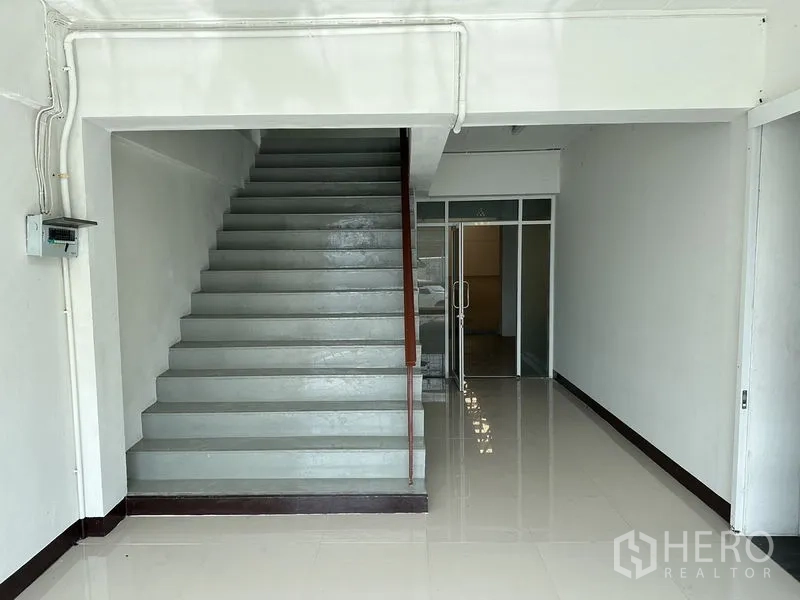 โรงงาน ให้เช่าในBang Sao Thong, Samut Prakan - โถงชั้นล่างพร้อมบันได และประตูกระจกกั้นส่วนออฟฟิศ.