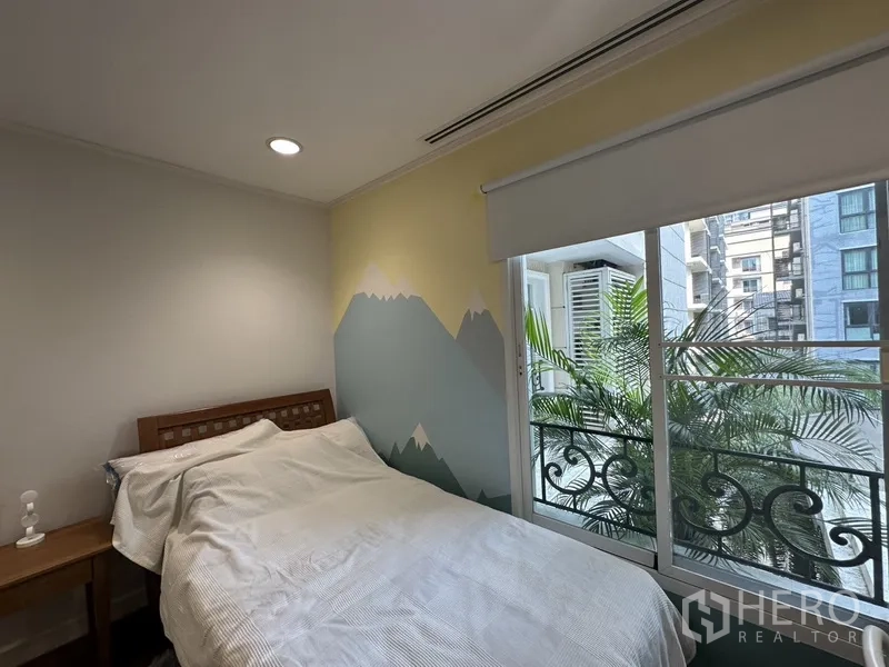 公寓 出租 - 次卧临小阳台的推拉窗，望向绿植