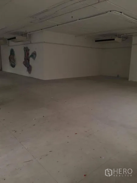 零售空间 出租在Watthana, Bangkok - 大面积次级空间，层高较高并带空调，适合库存或后勤办公。