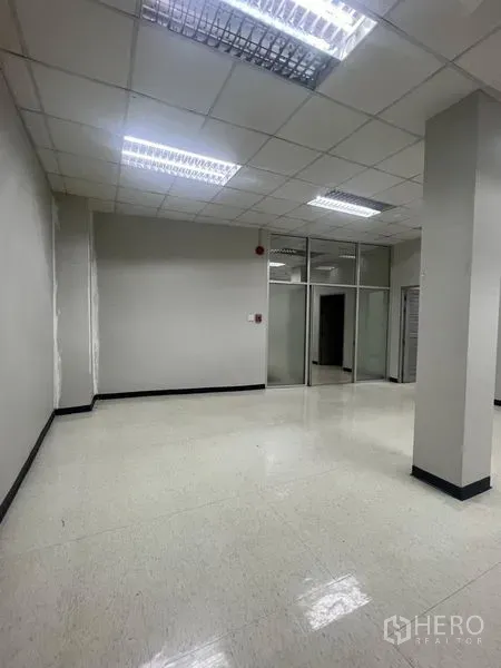 Shophouse for rent in Samphanthawong, Bangkok - Office area with drop ceiling lights, tiled floor and glass partitions.