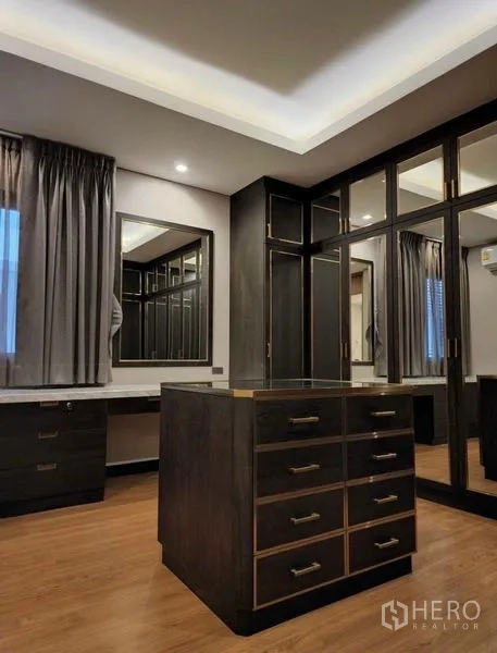 ทาวน์เฮาส์ ขายในYan Nawa, Bangkok - ห้องแต่งตัววอล์กอินมีไอส์แลนด์ลิ้นชัก ตู้เสื้อผ้าบานกระจก และไฟบรรยากาศ.