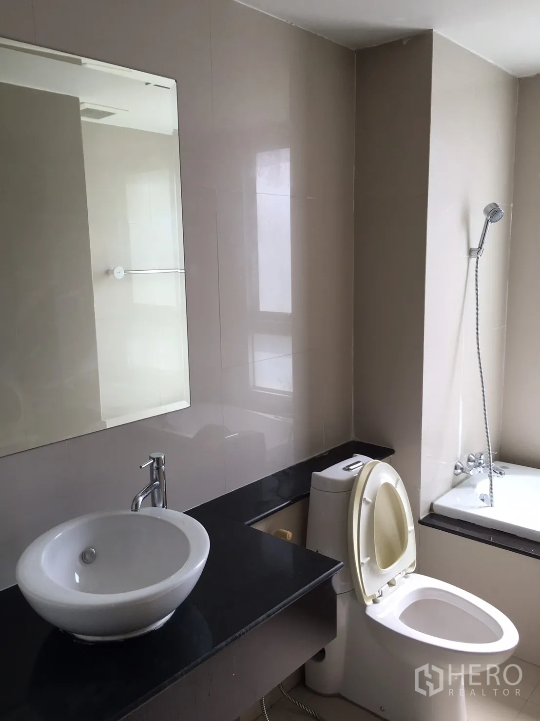 คอนโด ให้เช่าหรือขายในKhlong Toei, Bangkok - ห้องน้ำ อ่างล้างหน้าทรงกลม เคาน์เตอร์หินสีดำ โถสุขภัณฑ์ และอ่างอาบน้ำพร้อมฝักบัว