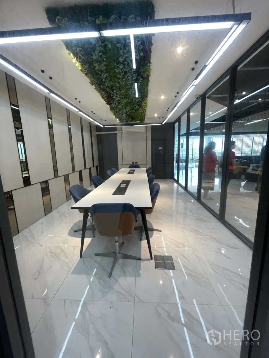 สำนักงาน ให้เช่าในLam Luk Ka, Pathum Thani - ห้องบอร์ดรูมยาว โต๊ะประชุม เก้าอี้สีน้ำเงิน ไฟเส้น และฝ้าตกแต่งสีเขียว