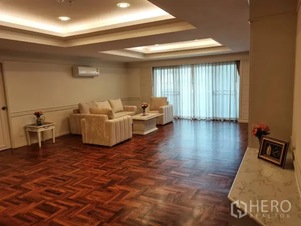 อพาร์ทเมนท์ ให้เช่าในWatthana, Bangkok - พื้นที่นั่งเล่นกว้าง พื้นปาร์เกต์ลายก้างปลา และฝ้าหลุมไฟดาวน์ไลท์