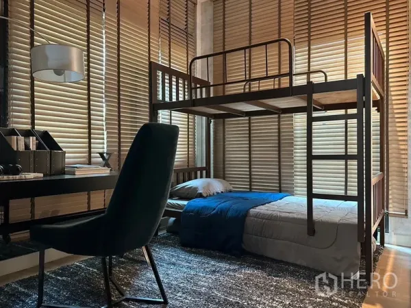 บ้าน ให้เช่าในPhra Khanong, Bangkok - ห้องเด็กพร้อมเตียงสองชั้น โต๊ะทำงาน และมู่ลี่ไม้