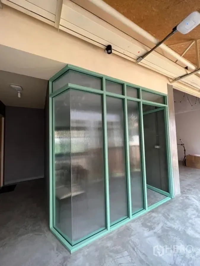 พื้นที่ขายปลีก ให้เช่าในWatthana, Bangkok - พื้นที่เชิงพาณิชย์สไตล์ลอฟท์ ผนังกระจกลอนกรอบสีเขียวมิ้นท์และพื้นปูนขัดมัน