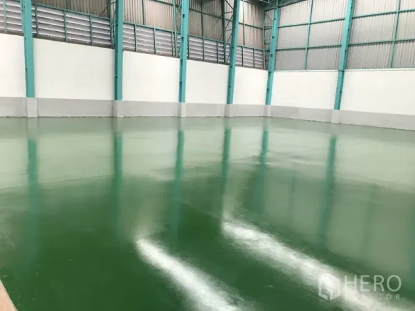 工厂 出租在Samut Prakan - 绿色环氧地坪的厂房，通风墙体与钢柱。