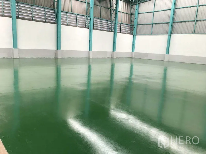 工厂 出租在Samut Prakan - 绿色环氧地坪的厂房，通风墙体与钢柱。