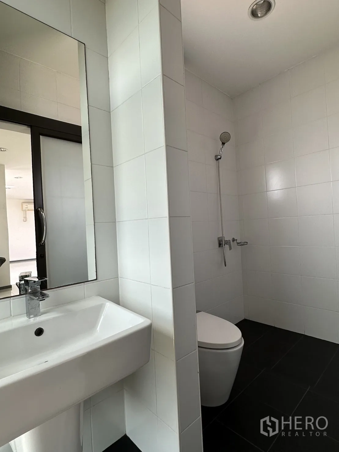 工厂 出租或出售在Pathum Thani - 瓷砖卫浴，带淋浴、马桶与盥洗台。