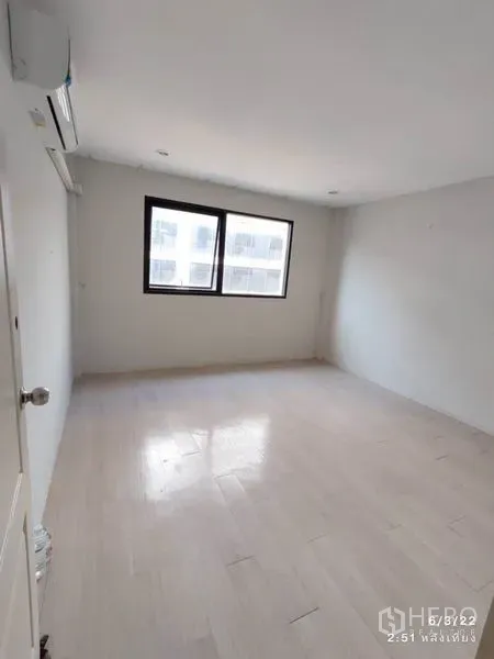 零售空间 出租在Phaya Thai, Bangkok - 带大窗的宽敞房间，白墙与分体空调，适合展示布局。