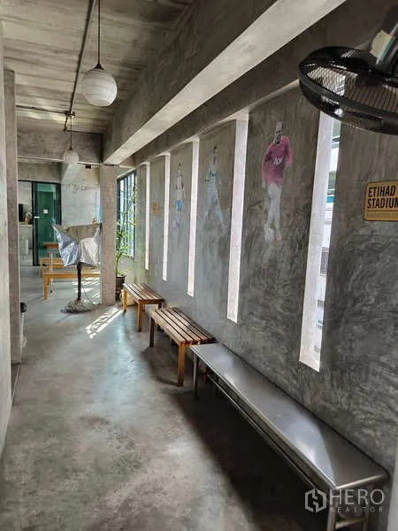 Warehouse for rent in Huai Khwang, Bangkok - Ventilated corridor with benches, windows and ceiling fans.