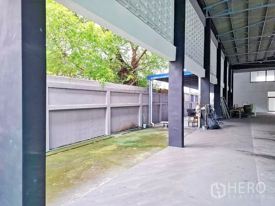 คลังสินค้า ให้เช่าในBang Kapi, Bangkok - ชายคาด้านข้างและทางบริการของโกดัง พร้อมกำแพงสูงและระบบระบายน้ำ