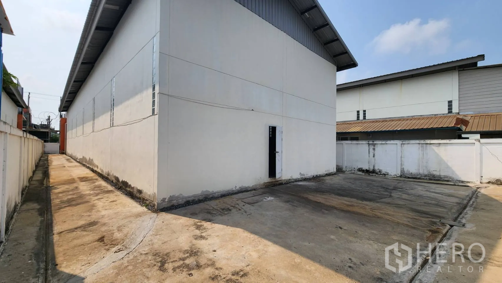 คลังสินค้า ให้เช่าในBang Khun Thian, Bangkok - ลานด้านข้างพื้นคอนกรีต พร้อมประตูบริการ รองรับรถบรรทุก