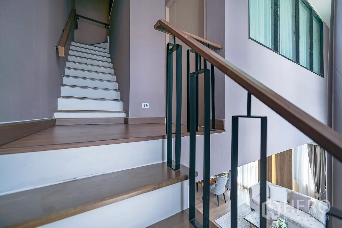 คอนโด ให้เช่าหรือขายในPhra Khanong, Bangkok - มุมห้องนั่งเล่นติดบันได ม่านเต็มความสูง และโต๊ะกลางลายก้างปลา