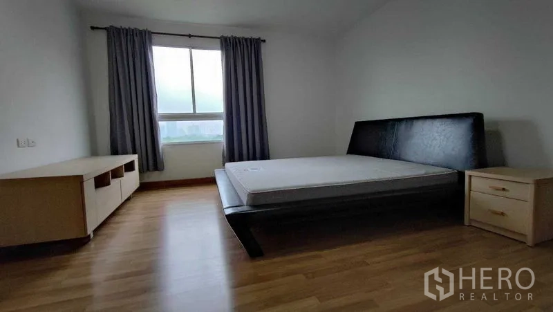 คอนโด ให้เช่าในKhlong Toei, Bangkok - ห้องนอนใหญ่มีเตียง หน้าต่างบานกว้าง และผ้าม่าน