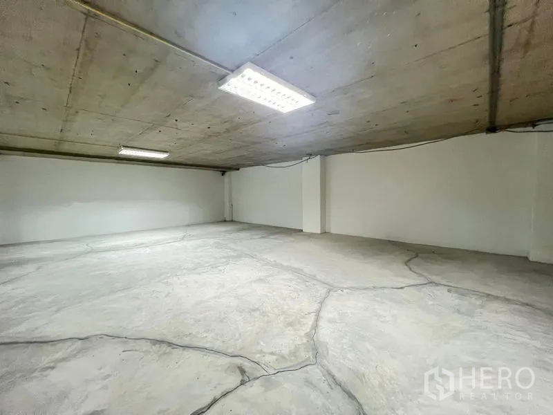 办公空间 出租 - 混凝土地面与外露天花的空置办公室，配荧光灯