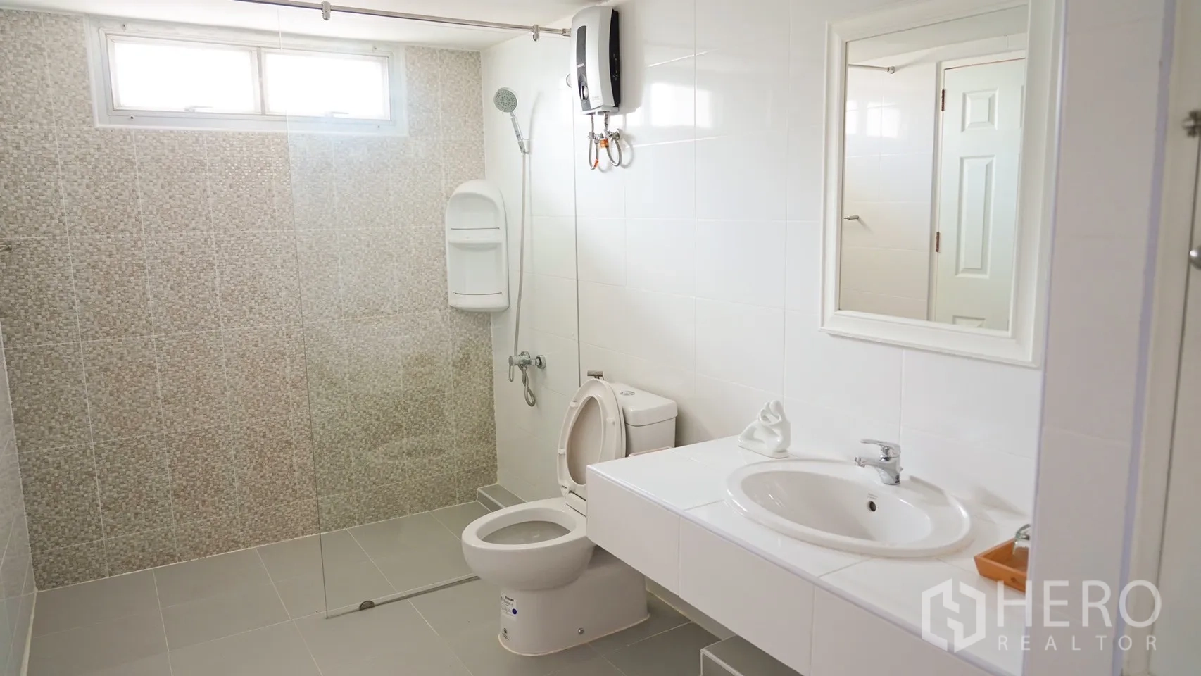 อพาร์ทเมนท์ ให้เช่าในWatthana, Bangkok - ห้องน้ำสมัยใหม่ มีฉากกั้นอาบน้ำกระจก กระเบื้องสีขาว และอ่างล้างหน้าพร้อมกระจก