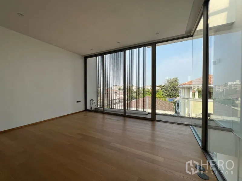 สำนักงานที่บ้าน ให้เช่าหรือขายในChatuchak, Bangkok - ห้องพร้อมประตูกระจกเต็มความสูงและซันสกรีนแนวตั้ง เปิดรับวิวเมือง