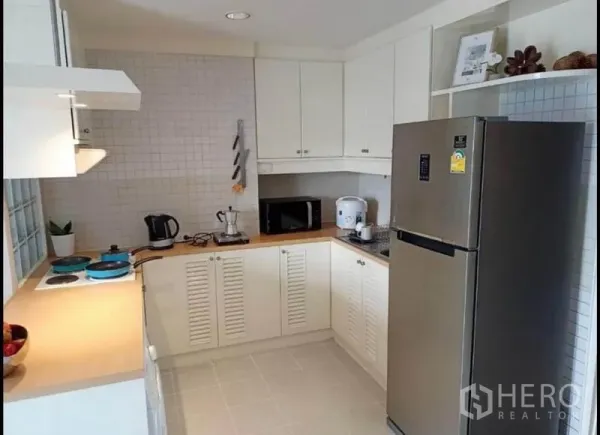 คอนโด ให้เช่าหรือขายในKhlong Toei, Bangkok - ครัวรูปตัวยูโทนขาว ตู้เก็บของครบ พร้อมตู้เย็นสเตนเลสและเครื่องใช้ไฟฟ้า