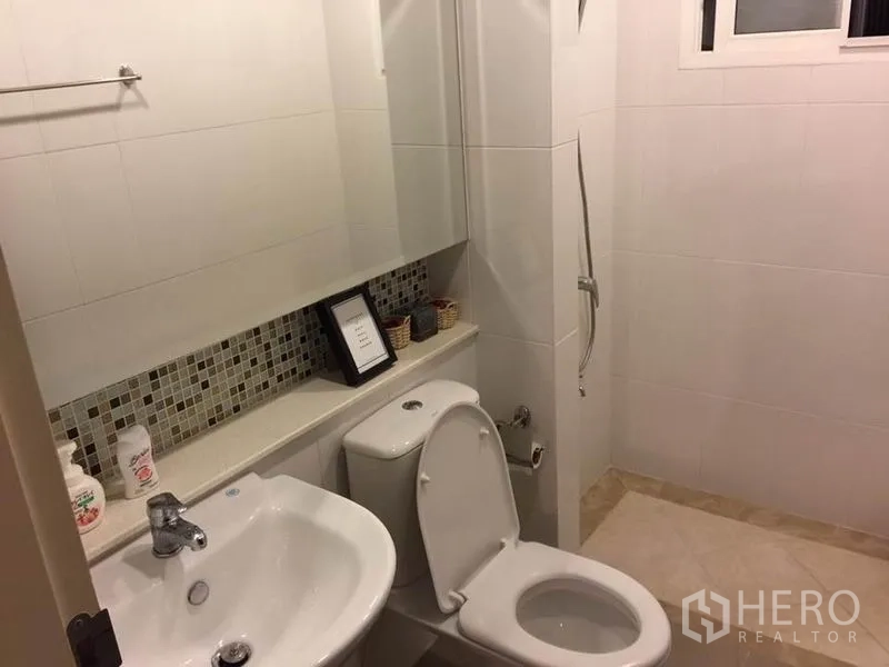 บ้าน ให้เช่าหรือขายในKhlong Toei, Bangkok - ห้องน้ำสว่าง เคาน์เตอร์อ่างล้างหน้า โถสุขภัณฑ์ กระเบื้องโมเสก และโซนอาบน้ำแบบวอล์กอิน