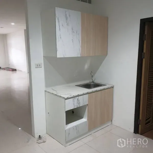 สำนักงานที่บ้าน ให้เช่าหรือขายในYan Nawa, Bangkok - มุมแพนทรีเคาน์เตอร์ลายหินอ่อน พร้อมซิงก์และตู้แขวน