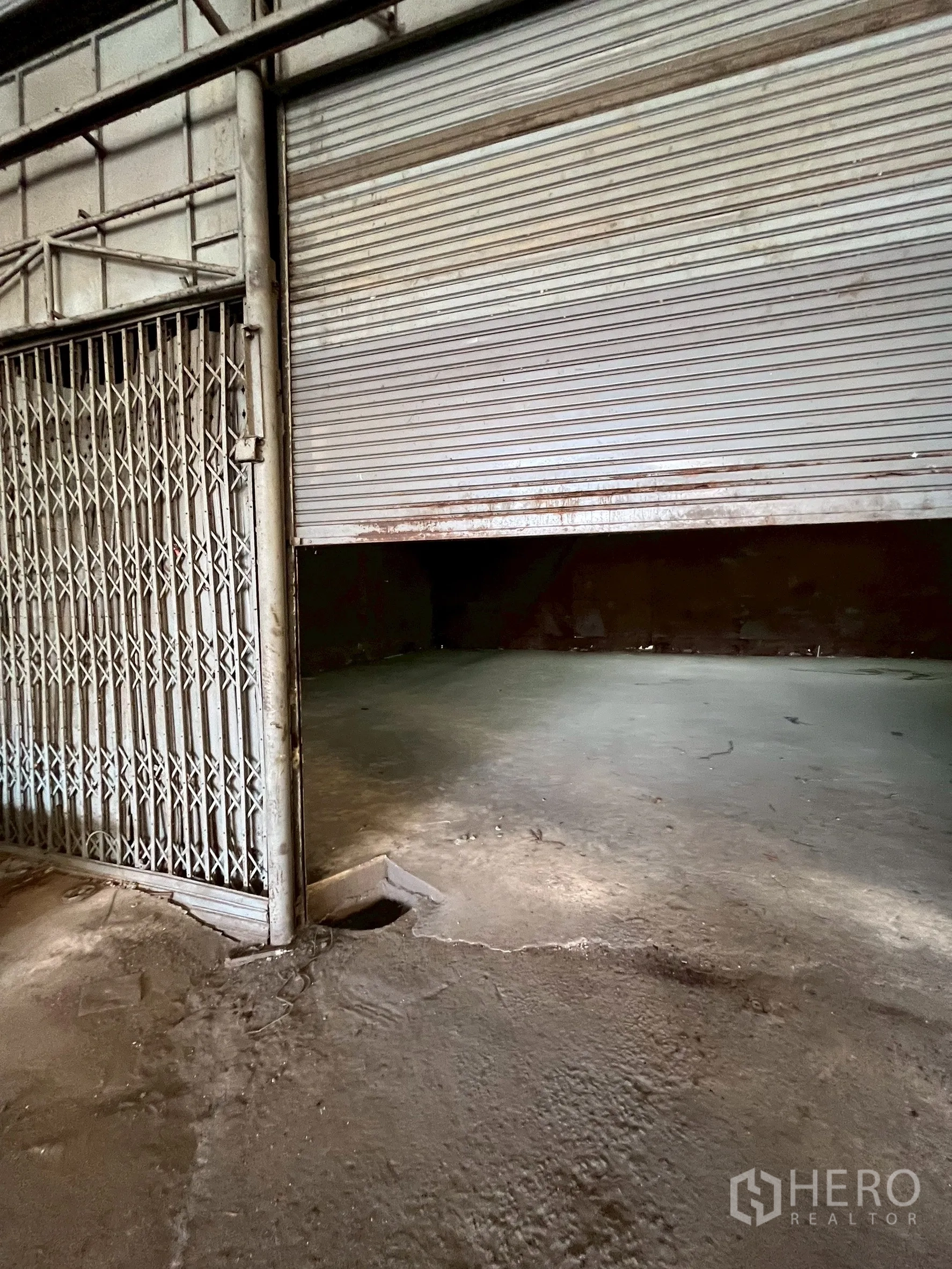 工厂 for rent in Phra Pradaeng, Samut Prakan - 储物间入口处的卷帘门与折叠门系统特写。