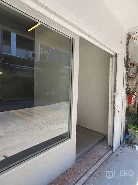 อาคารพาณิชย์ ให้เช่าในPhra Khanong, Bangkok - ทางเข้าหน้าร้านติดถนน มีกระจกโชว์สินค้าบานใหญ่และประตูบานเลื่อน