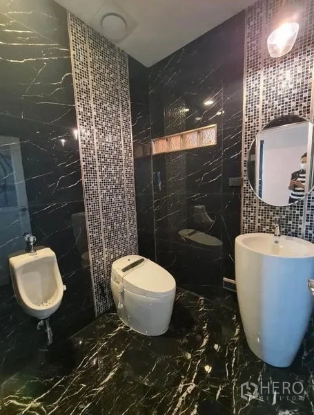 บ้าน ขายในSai Mai, Bangkok - ห้องน้ำหินอ่อนโทนดำ มีอ่างล้างหน้าแบบตั้งพื้น โถสุขภัณฑ์ และโถปัสสาวะชาย