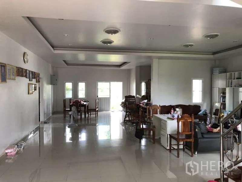 บ้าน ขายในLam Luk Ka, Pathum Thani - ห้องนั่งเล่นแบบโอเพ่นสเปซ พื้นกระเบื้องเงาและไฟฝ้าซ่อน