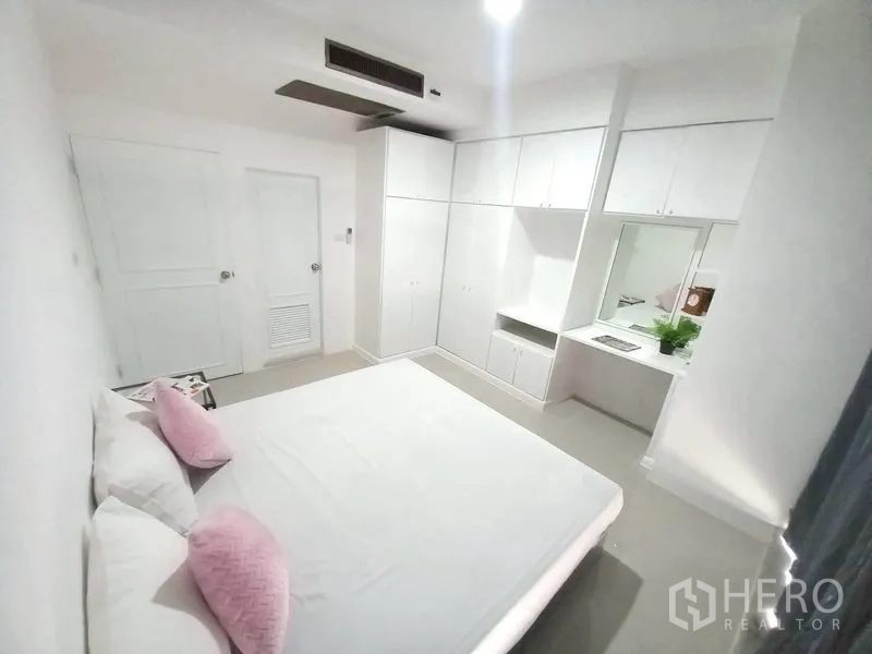 Condominium for rent in Watthana, Bangkok - Primary bedroom with double bed, built-in storage and dressing area.