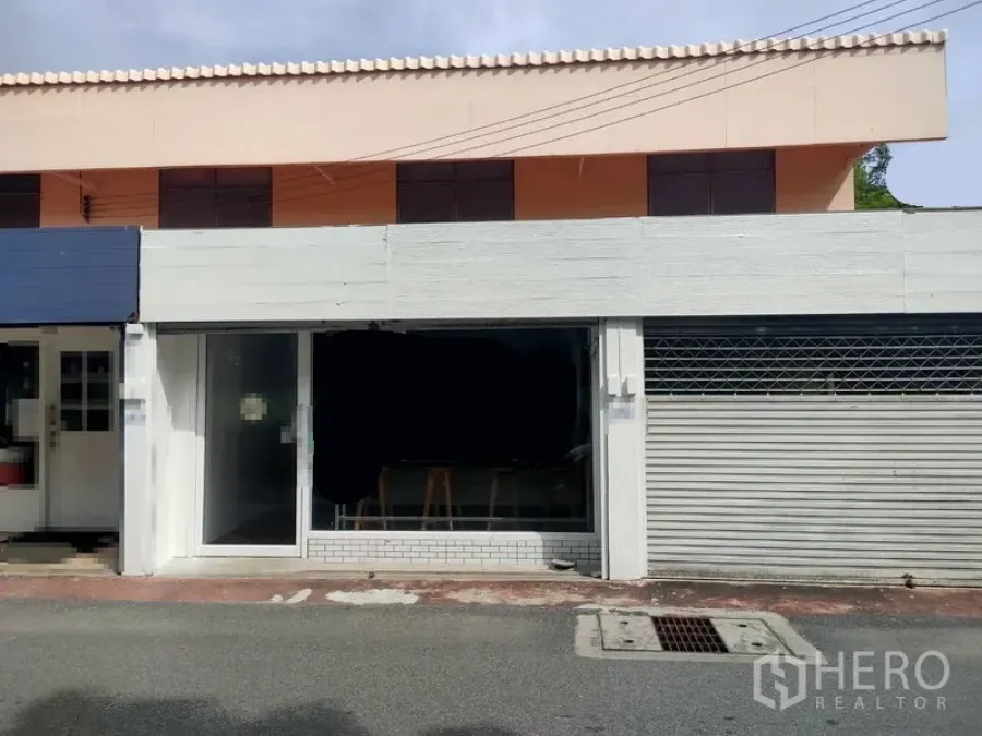 零售空间 出租在Khlong Toei, Bangkok - 临街两层店面，落地玻璃橱窗与金属卷闸门。