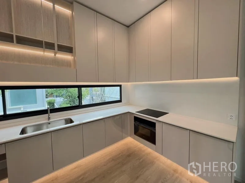 บ้าน ให้เช่าหรือขายในSaphan Sung, Bangkok - ครัวบิวท์อินเตาไฟฟ้า เตาอบ และหน้าต่างแนวยาวรับวิว