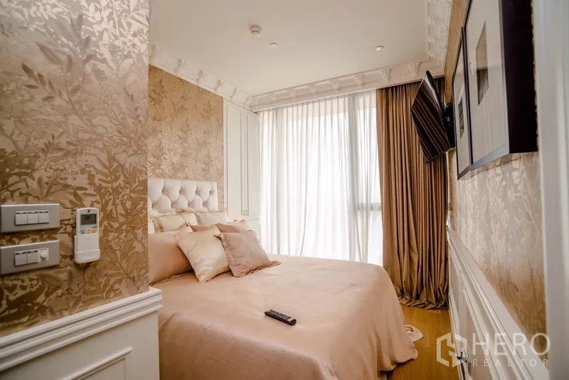 公寓 出租在Khlong Toei, Bangkok - 次卧温馨，软包床头、纹理墙纸与窗帘，细节雅致。