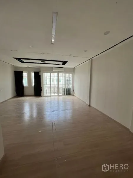 带办公室的家 出租 - 楼上大面积工作区，吊顶造型与阳台门引入自然光。