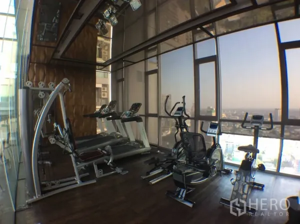 คอนโด ให้เช่าในKhlong Toei, Bangkok - ฟิตเนสคอนโดชั้นสูงพร้อมลู่วิ่งและจักรยาน มองเห็นวิวกรุงเทพฯ ผ่านกระจกบานใหญ่