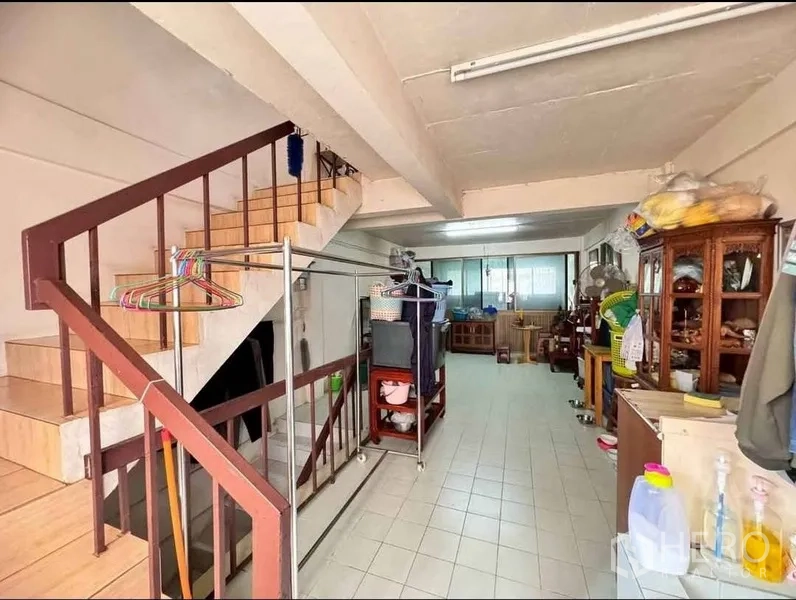店屋 出售在Watthana, Bangkok - 夹层空间带楼梯，开放瓷砖区域，适合仓储或办公。