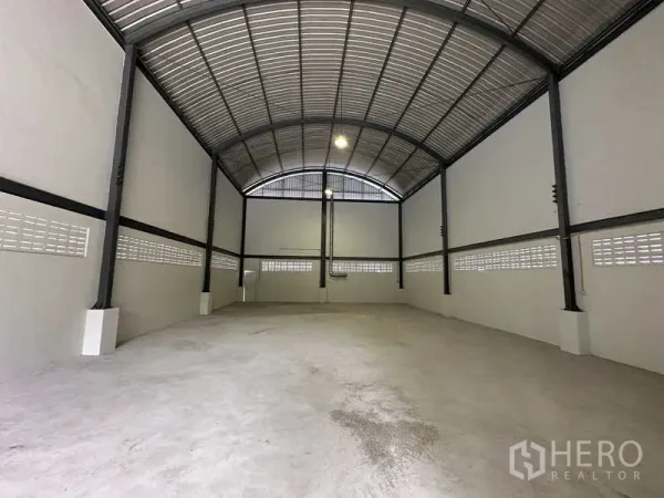 คลังสินค้า ให้เช่าในPak Kret, Nonthaburi - ภายในโกดังโล่งไร้เสากั้น หลังคาโค้งโครงเหล็กและช่องลม