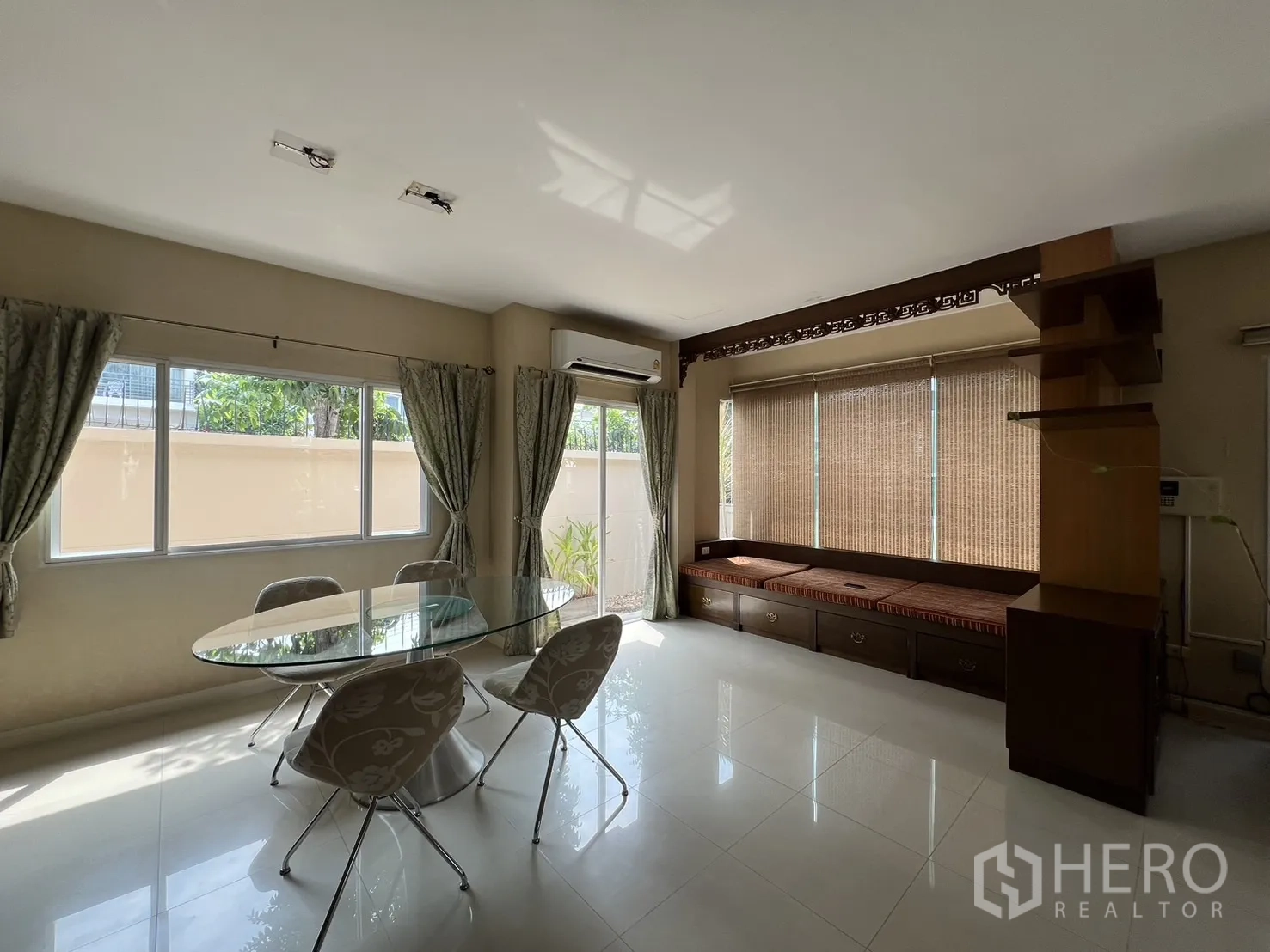 บ้าน ให้เช่าในLat Krabang, Bangkok - พื้นที่รับประทานอาหาร โต๊ะกระจก ม้านั่งบิวท์อิน และมู่ลี่เต็มผนัง