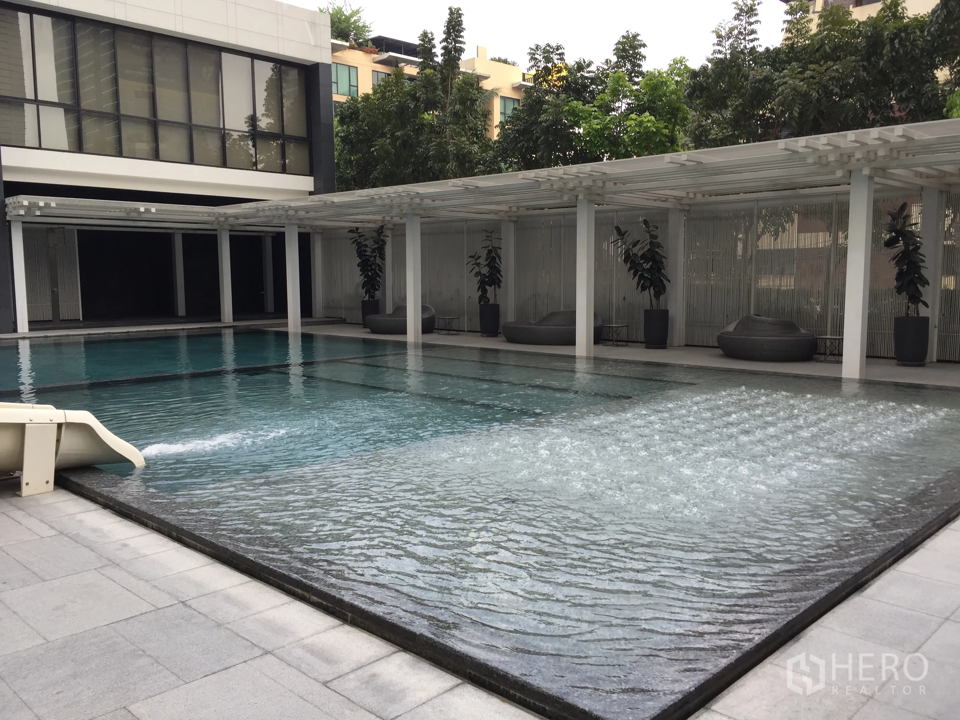 คอนโด ให้เช่าในPathum Wan, Bangkok - สระว่ายน้ำกลางแจ้งพร้อมชานน้ำตื้น ศาลาโปร่ง และต้นไม้รอบด้าน