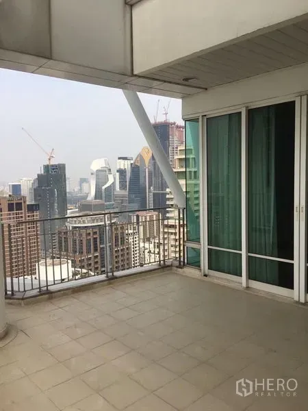 คอนโด ให้เช่าหรือขายในPathum Wan, Bangkok - ระเบียงส่วนตัวพร้อมราวกันตก มองเห็นวิวตึกระฟ้ากรุงเทพจากชั้นสูง