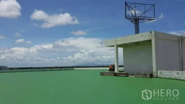 工厂 出租或出售在Khlong Toei, Bangkok - 宽阔屋顶平台，绿色地面与开阔天空，适合放置设备。