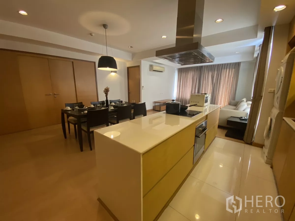 คอนโด ให้เช่าในWatthana, Bangkok - ไอส์แลนด์ครัวทันสมัยพร้อมเตาและฮูด หันหน้าไปยังโต๊ะทานข้าวและโซฟาในแปลนเปิด