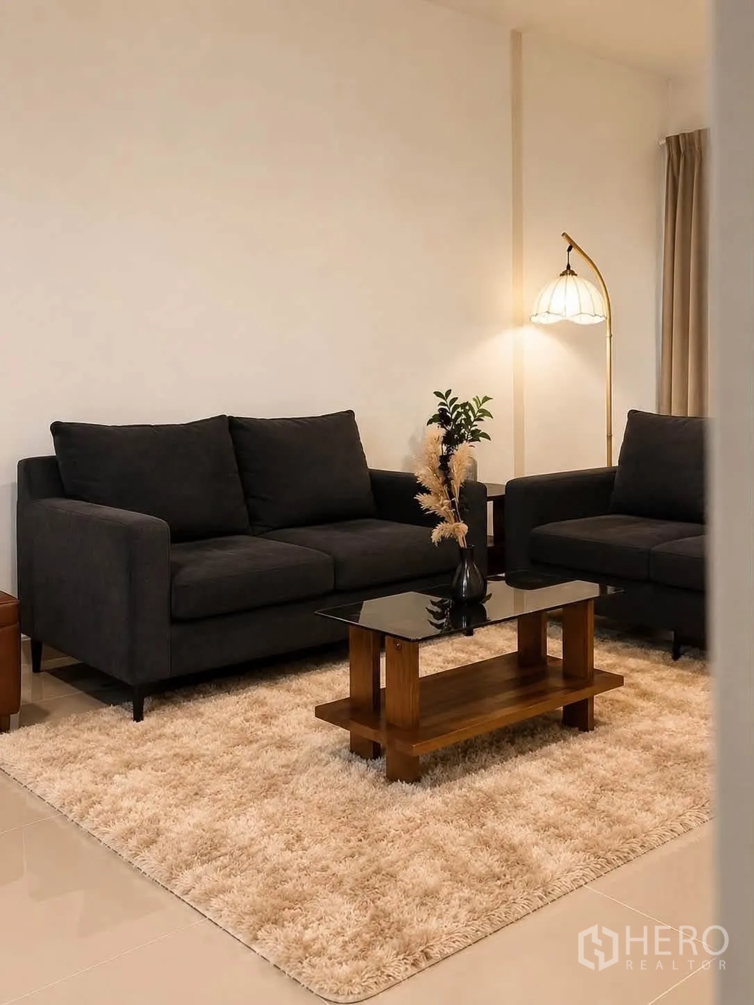 Townhouse for rent in Bang Phli, Samut Prakan - Sitting area featuring two sofas, an area rug, and a curved floor lamp.
